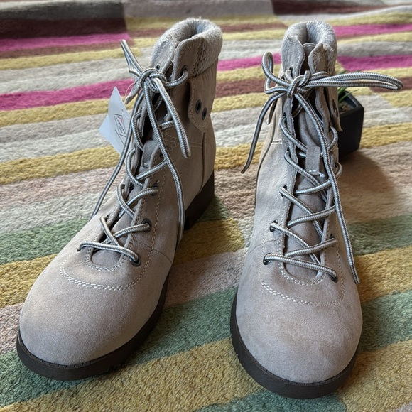 New Saint John’s Bay Yumma Sand Cream Lace Up Boots Memory Foam I Size 9.5 - Picture 4 of 11
